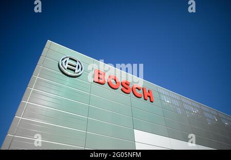 31. Mai 2021, Sachsen, Dresden: Blick auf die neue Halbleiterfabrik von Bosch. Die Chip-Fabrik wird am 07.06.2021 offiziell in Betrieb gehen. Foto: Robert Michael/dpa-Zentralbild/dpa Stockfoto