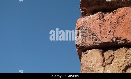 Rote Ziegel. Ein Stapel von Ziegel. Rote Ziegelmauer Stockfoto