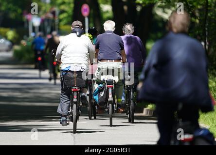 Hamburg, Deutschland. Mai 2021. Radfahrer fahren auf der Radstraße entlang der Außenalster (Veloroute 4). Fahrräder sind im flachen Norden Deutschlands offensichtlich ein populäreres Verkehrsmittel als im hügeligen Süden. Kredit: Marcus Brandt/dpa/Alamy Live Nachrichten Stockfoto