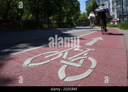 Hamburg, Deutschland. Mai 2021. Radler fahren auf der rot markierten Radstraße am Klosterstern. Fahrräder sind im flachen Norden Deutschlands offensichtlich ein populäreres Verkehrsmittel als im hügeligen Süden. Dementsprechend ist das Fahrrad in Bremen am beliebtesten. Kredit: Marcus Brandt/dpa/Alamy Live Nachrichten Stockfoto