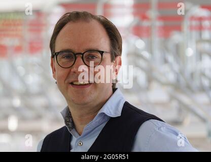 Hamburg, Deutschland. Mai 2021. Henrik Falk, Vorsitzender des Vorstands der Hamburger Hochbahn AG. Kredit: Marcus Brandt/dpa/Alamy Live Nachrichten Stockfoto