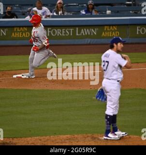 Los Angeles, Usa. Juni 2021. Der linke Feldspieler Tyler O'Neill (27) von St. Louis Cardinals rundet die dritte Basis, nachdem er während des siebten Innings im Dodger Stadium in Los Angeles am Montag, den 31. Mai 2021, einen Solo-Heimlauf vor Trevor Bauer (R) von Los Angeles Dodgers' Starterkrug getroffen hatte. Die Dodgers besiegten die Kardinäle 9-4. Foto von Jim Ruymen/UPI Credit: UPI/Alamy Live News Stockfoto