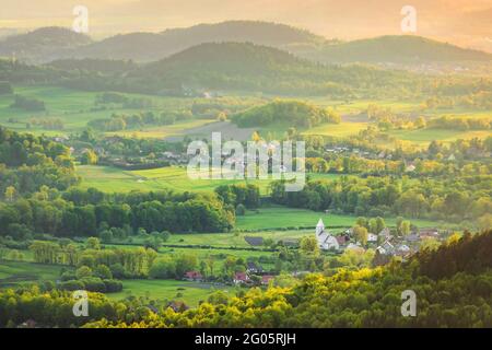 Sudeten, Niederschlesien Polen. Ländliche Landschaft mit Teleobjektiv bei Sonnenuntergang Stockfoto