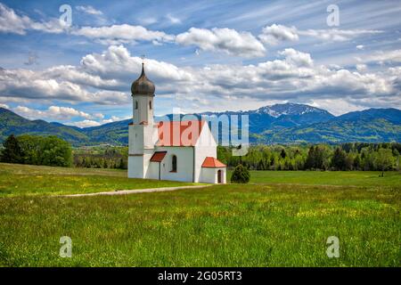 DE   BAYERN: Kirche Johannes des Täufers in Johannisrain, Penzberg (HDR-Bild) Stockfoto