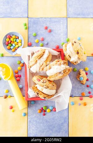 Vanilla Ice Cream Sandwiches Mit Chocolate Chip Cookies Stockfoto