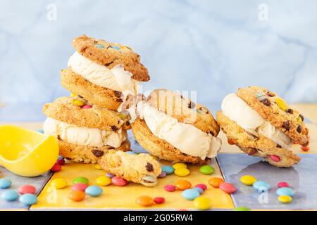 Vanilla Ice Cream Sandwiches Mit Chocolate Chip Cookies Stockfoto