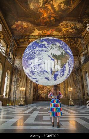 London UK 01 June 2021 Luke Jerrams beeindruckende Kunstinstallation Gaia ist vom 30. Mai bis 1. Juli 2021 im Old Royal Naval College zu sehen. Platziert in Stolz des Platzes in der prächtigen Painted Hall, . Diese monumentale, innen beleuchtete Skulptur mit einem Durchmesser von sieben Metern wurde mit 120 dpi NASA-Bildern erstellt und ist eine maßstabsgetreue Nachbildung unseres Planeten.Paul Quezada-Neiman/Alamy Live News Stockfoto