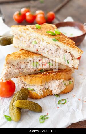 Gegrilltes Thunfisch-Melt-Sandwich Stockfoto