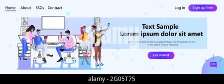 Mischen Sie Rennmenschen in Masken, die in der Studiokommunikation auftreten Übertragung von Coronavirus-Quarantäne Stock Vektor