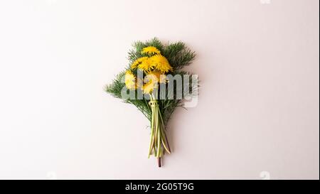 Wildblumen auf weißem Holzgrund, Lupinenlöckchen Thymianmint-Blütenblätter, Raps. Stockfoto