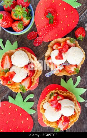Vanilleeis Mit Erdbeeren Stockfoto