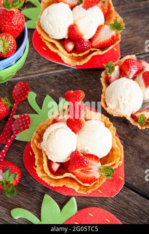 Vanilleeis Mit Erdbeeren Stockfoto