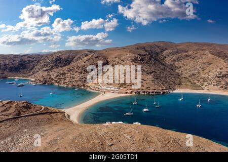 Kolona zweiseitiger Sandstrand, Luftdrohnenansicht. Griechenland, Kythnos, Kykladen. Segelboote vor Anker, ruhiges Meer, blauer Himmel Hintergrund. Sommer Stockfoto