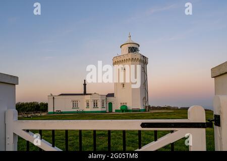 Leuchtturm South Foreland auf den Weißen Klippen von dover zwischen der Bucht von St Margarets und Dover. Aufgenommen bei Dämmerung Stockfoto