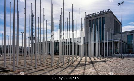 Fahnenmasten Auf Dem Berliner Messegelände Und Dem Funkturm Stockfoto