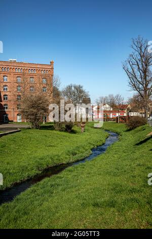 Altes, Saniertes Industriegebäude Aus Ziegelsteinen In Pößneck Mit Dem Bach Im Vordergrund, Thüringen, Deutschland, Europa Stockfoto