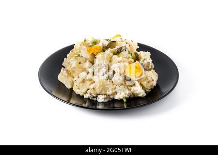 Kartoffelsalat mit Gurken, Ei und Senf isoliert auf weißem Hintergrund Stockfoto