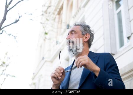 Bärtiger Mann in Blazer mit Sonnenbrille Stockfoto