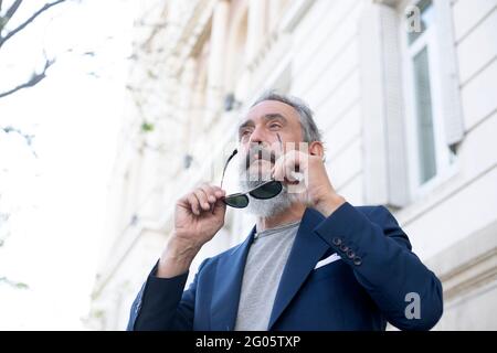 Mann in Blazer mit Sonnenbrille Stockfoto