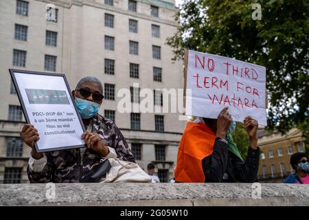 LONDON, Großbritannien – Demonstranten halten Zeichen gegen den Präsidenten der Elfenbeinküste Alassane Ouattara, der eine dritte Amtszeit gewonnen hat. Politischer Protest Westafrikas Stockfoto