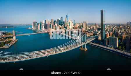 Luftpanorama der Manhattan Bridge und Brooklyn Bridge mit Der Blick auf die Innenstadt von Manhattan mit dem Welthandelszentrum In der New Yorker Stadt dow Stockfoto