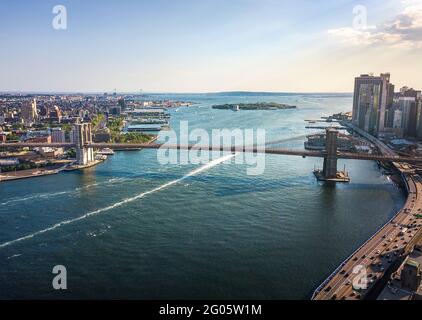 Luftaufnahme von Wolkenkratzern in Downtown Manhattan und Brooklyn Bridge auf einer Sonniger Tag in der Innenstadt von New York in den Vereinigten Staaten Staaten von Amerika