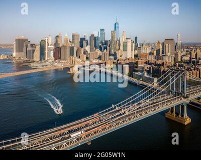 Luftaufnahme der Manhattan Bridge und Brooklyn Bridge mit der Aussicht Der Innenstadt von Manhattan mit dem Welthandelszentrum in der New York City in der Innenstadt in den USA Stockfoto