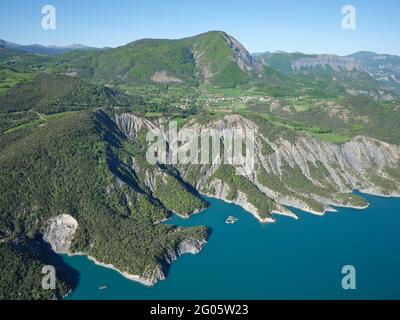 LUFTAUFNAHME. Dorf umgeben von Ackerland auf einem Hochplateau über dem See Serre-Poncon. La Bréole, Alpes de Haute-Provence, Frankreich. Stockfoto