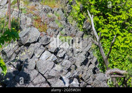 Detail der horizontalen Basaltsäulen auf dem Gipfel des Berges Jehla in der Tschechischen Republik Stockfoto