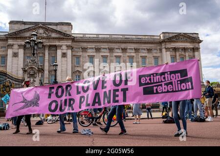 LONDON - Menschenmenge des Aussterbens Rebellions-Demonstranten halten während eines Protestes gegen den Klimawandel ein Banner mit der Aufschrift aus Liebe zu unserem Planeten am Buckingham Palace Stockfoto