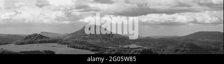 Landschaftlich reizvolle Aussicht auf die Lausitzer Berge. Einfarbiger Panoramablick in Schwarz-Weiß vom Berg Jehla Stockfoto