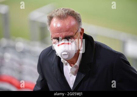 München, Deutschland. Juni 2021. Karl Heinz RUMMENIGGE verlässt den FC Bayern frühzeitig! Archivfoto: Karl-Heinz RUMMENIGGE (Vorsitzender der Geschäftsführung, M) mit Mund- und Nasenbedeckung, geht zur Tribuene, FC Bayern München - Atletico Madrid 4: 0 Fußball Champions League, Gruppe A, Gruppenphase, 1. Spieltag, am 21. Oktober, 2020 ALLIANZAREN A. DIE DFL-VORSCHRIFTEN VERBIETEN DIE VERWENDUNG VON FOTOS ALS BILDSEQUENZEN UND/ODER QUASI-VIDEO. Kredit: dpa/Alamy Live Nachrichten Stockfoto