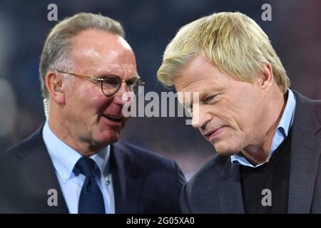 München, Deutschland. Juni 2021. Karl Heinz RUMMENIGGE verlässt den FC Bayern frühzeitig! Archivfoto: Von links: Karl Heinz RUMMENIGGE, (Vorsitzender der Geschäftsführung) mit Oliver KAHN (ZDF-Fußballexperte). FC Bayern München-Celtic FC (Celtic Glasgow) 3-0, Fußball Champions League, Gruppenphase, am 18. Oktober 2017. ALLIANZ ARENA. Kredit: dpa/Alamy Live Nachrichten Stockfoto