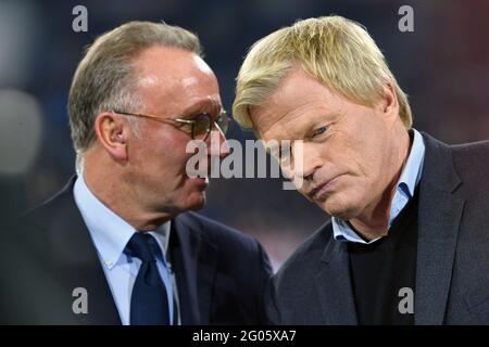 München, Deutschland. Juni 2021. Karl Heinz RUMMENIGGE verlässt den FC Bayern frühzeitig! Archivfoto: Von links: Karl Heinz RUMMENIGGE, (Vorsitzender der Geschäftsführung) mit Oliver KAHN (ZDF-Fußballexperte). FC Bayern München-Celtic FC (Celtic Glasgow) 3-0, Fußball Champions League, Gruppenphase, am 18. Oktober 2017. ALLIANZ ARENA. Kredit: dpa/Alamy Live Nachrichten Stockfoto