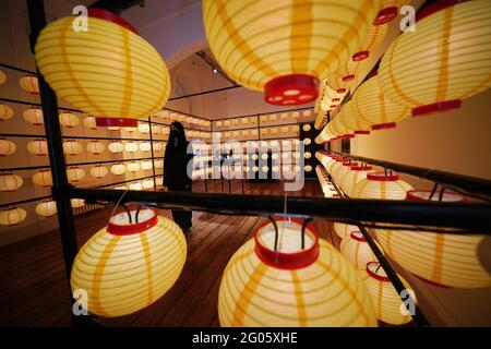 Ein Mitarbeiter der Ausstellung posiert in der Installation Swingphony während eines Fotoaufrufs für die London Design Biennale im Somerset House in London, der vom 1. Bis 27. Juni stattfindet. Bilddatum: Dienstag, 1. Juni 2021. Stockfoto
