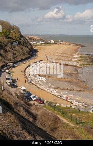 Blick entlang Kingsdown Beach in Richtung Deal im Oldstairs Bay Kent Stockfoto