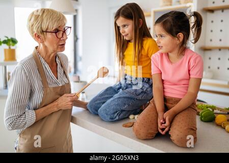 Großmutter schimpft ihre Enkelkinder Mädchen. Familie, Bestrafung, Disziplin Konzept Stockfoto