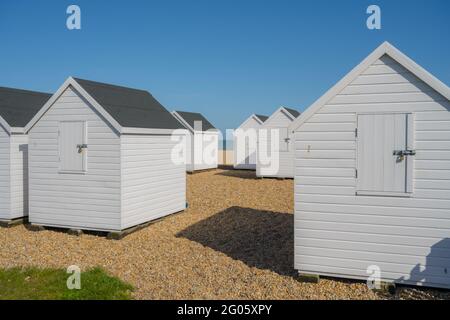 Neue Strandhütten am Strand von Walmer Kent. Stockfoto