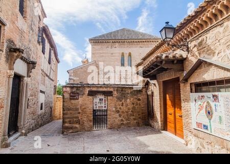 TOLEDO, SPANIEN - 23. OKTOBER 2017: Schmale Straße in der jüdischen Nachbarschaft von Toledo, Spanien Stockfoto