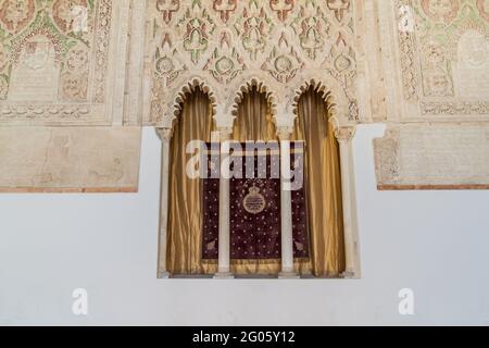 TOLEDO, SPANIEN - 23. OKTOBER 2017: Fenster der Synagoge El Transito in Toledo, Spanien Stockfoto