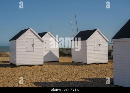 Neue Strandhütten am Strand von Walmer Kent. Stockfoto