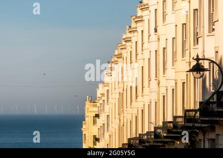 Brighton, 1. Juni 2021: Der Offshore-Windpark Rampion, der acht Meilen vor der Küste von Brighton und Hove liegt, wird an diesem schönen Sommermorgen von den eleganten Regency-Terrassen des Viertels Brunswick aus gesehen. Kredit: Andrew Hasson/Alamy Live Nachrichten Stockfoto