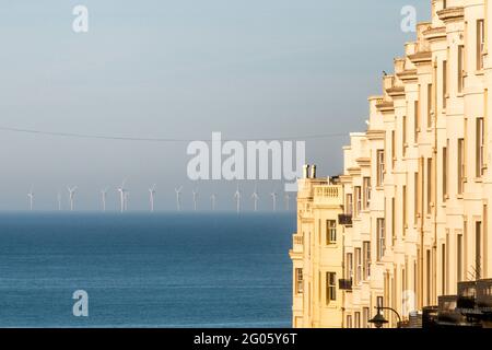 Brighton, 1. Juni 2021: Der Offshore-Windpark Rampion, der acht Meilen vor der Küste von Brighton und Hove liegt, wird an diesem schönen Sommermorgen von den eleganten Regency-Terrassen des Viertels Brunswick aus gesehen. Kredit: Andrew Hasson/Alamy Live Nachrichten Stockfoto