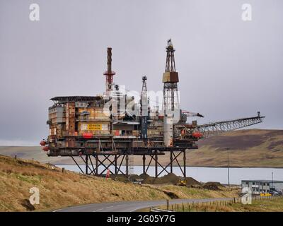 Die 14,200-Tonnen-Topstruktur der Offshore-Ölplattform Ninian Northern an der schweren Stilllegungsanlage in der Anlage Dales Voe in Lerwick. Stockfoto