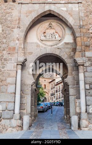 TOLEDO, SPANIEN - 23. OKTOBER 2017:Blick durch das Tor Puerta del Sol in Toledo, Spanien Stockfoto