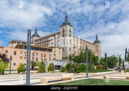 Toledo / Spanien - 05 12 2021: Majestätischer Blick auf das Militärgebäude an der Hauptfassade des Alcázar von Toledo Stockfoto