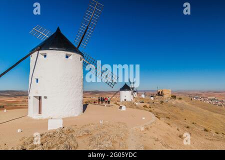 CONSUEGRA, SPANIEN - 24. OKTOBER 2017: Windmühlen im Dorf Consuegra, Spanien Stockfoto