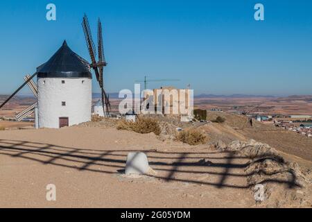 Windmühlen und eine Burg in Consuegra Dorf, Spanien Stockfoto