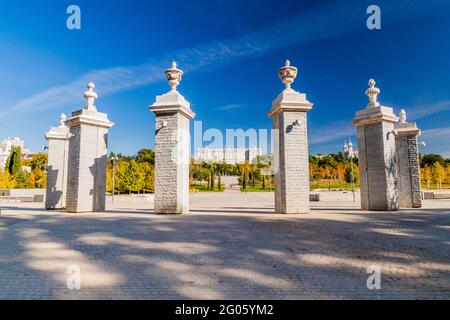 Königspalast in Madrid von der Puerta del Rey aus gesehen Stockfoto