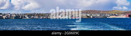 Über den Bressay Sound, Blick auf Lerwick, die Hauptstadt und der Hafen der Shetland-Inseln, Schottland, Großbritannien - aufgenommen an einem sonnigen Tag. Stockfoto